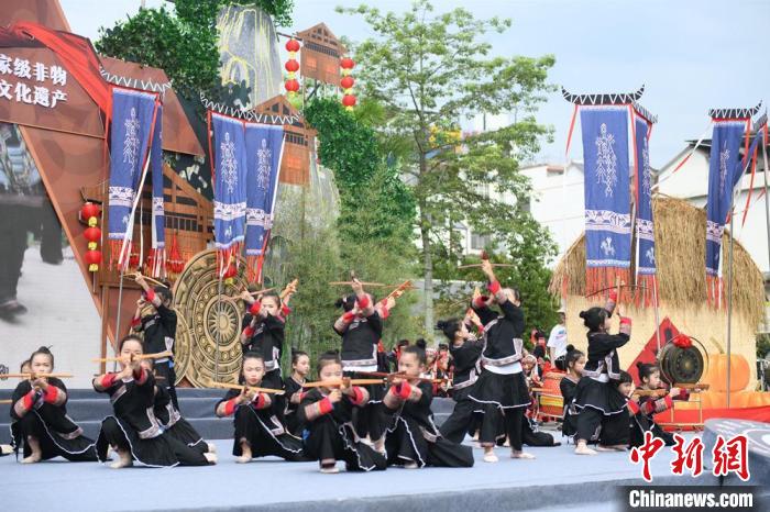 图为瑶族射弩表演。 林浩 摄 U8娱乐