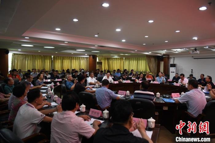 图为黄炳峰与参会嘉宾座谈交流。 林浩 摄 U8娱乐